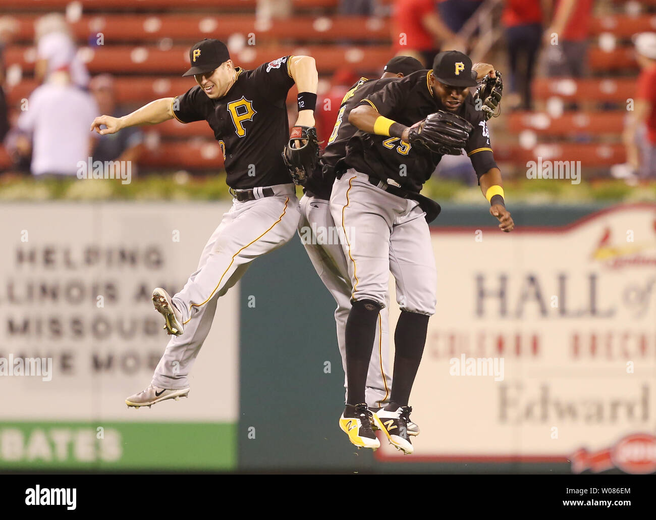 I pirati di Pittsburgh (L a R) Corey Dickerson, Starling Marte e Gregorio Polonco jump come essi celebrare una vittoria 2-0 sopra il St. Louis Cardinals al Busch Stadium di St Louis il 29 agosto 2018. Foto di Bill Greenblatt/UPI Foto Stock