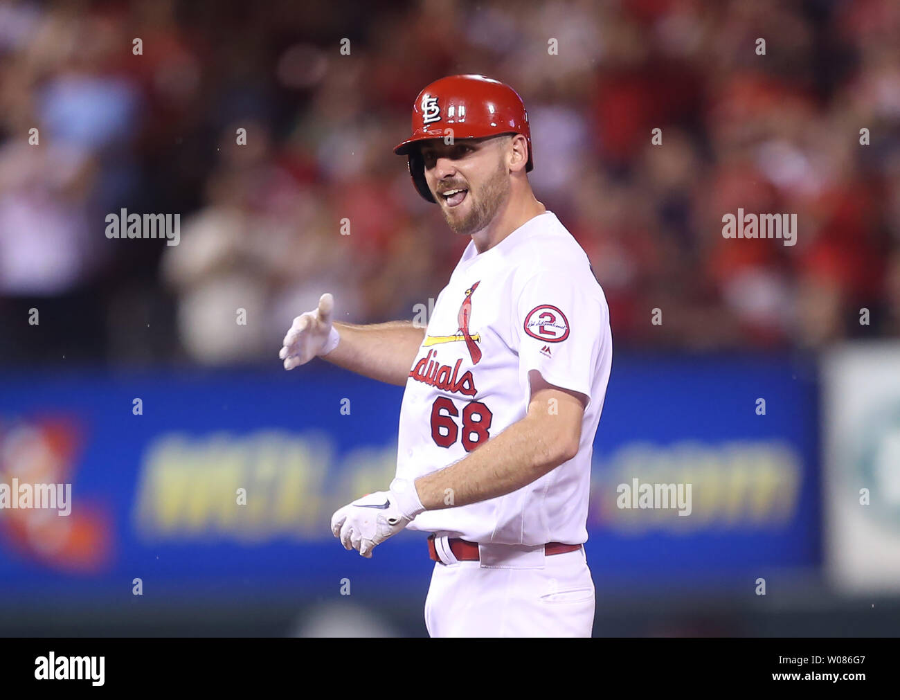 Louis Cardinals a partire lanciatore Austin Gomber moti per la sua piroga, battendo il petto dopo aver colpito un due RBI double nel secondo inning contro i Cincinnati Reds al Busch Stadium di St Louis il 31 agosto 2018. Foto di Bill Greenblatt/UPI Foto Stock