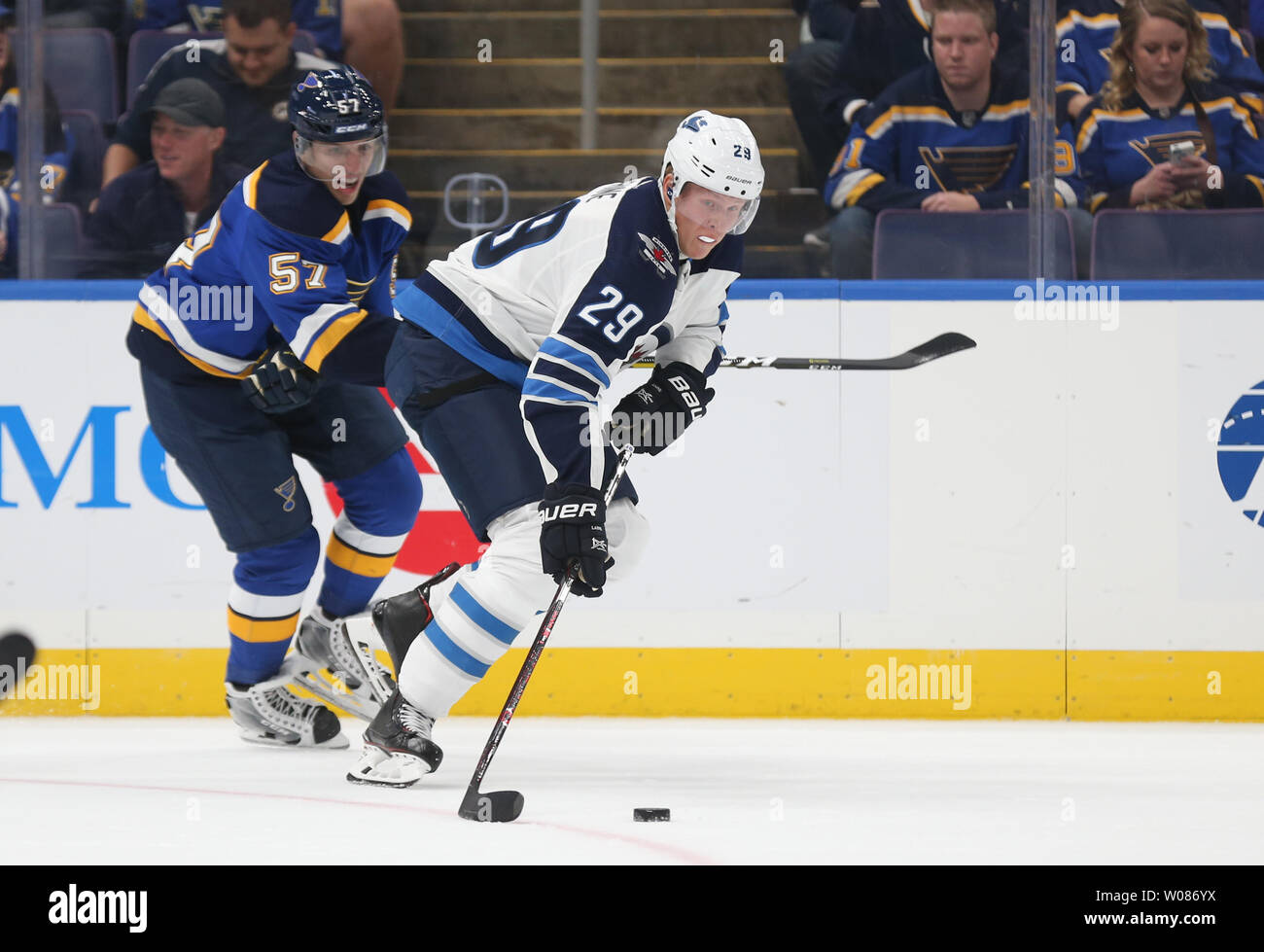 Getti di Winnipeg Patrik viene pressurizzato da San Louis Blues David Perron nel primo periodo presso il centro aziendale di San Luigi il 4 ottobre 2018. Foto di Bill Greenblatt/UPI Foto Stock