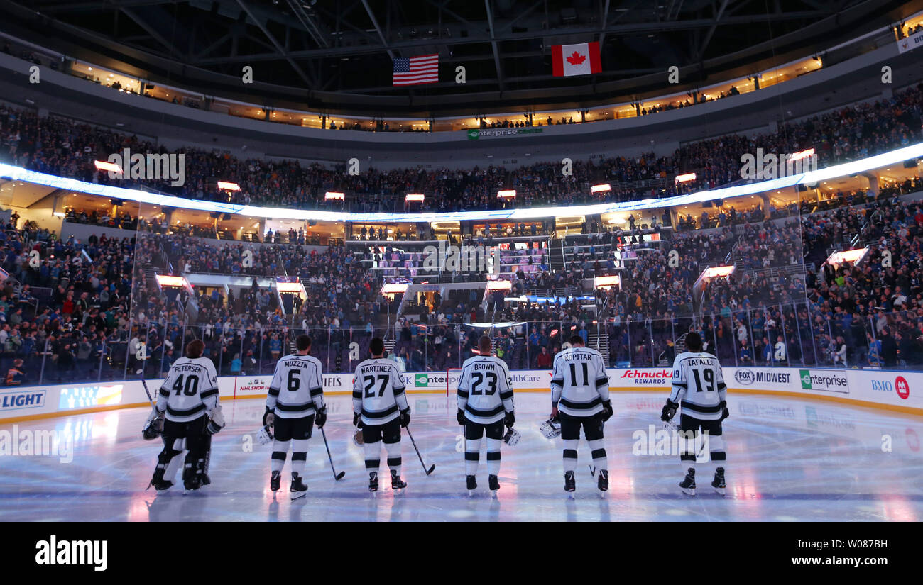Il Los Angeles Kings stare sulla linea blu per l'inno nazionale prima di una partita contro il San Louis Blues presso il centro aziendale di San Louis il 19 novembre 2018. Foto di Bill Greenblatt/UPI Foto Stock