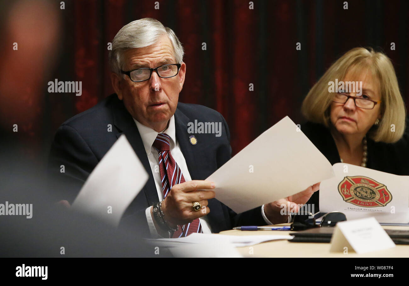 Missouri Governatore Mike Parson e da San Luigi Sindaco Lyda Krewson ascoltare come Louis Fire Chief Dennis Jenkerson parla del problema di oppioidi per le strade di San Louis durante una conferenza il 5 dicembre 2018. Un gruppo di dirigenti politici, pubblici funzionari di sicurezza più lo stato e città salute funzionari discusso dell' importanza di stato e dei partenariati locali per affrontare le sfide nel frenare la crisi degli oppioidi nel Missouri. Foto di Bill Greenblatt/UPI Foto Stock