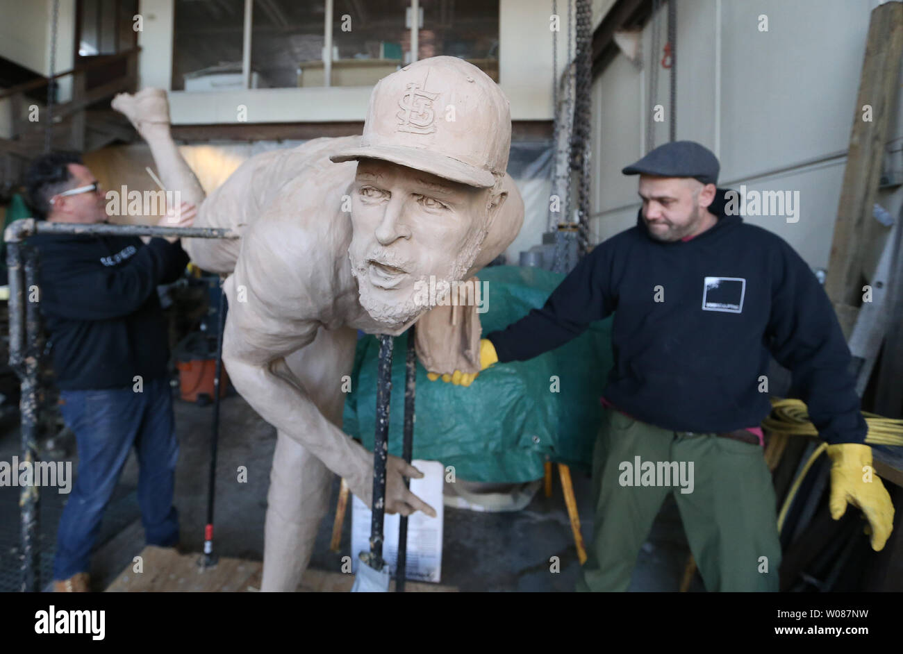 Scultori Vlad Zhitomirsky (L) e Mikhail Matveyev lavorare per la riparazione di parti di una statua in argilla di San Louis Cardinals pitcher Adam Wainwright che si siede in un negozio di imbrunimento in attesa di essere impostato in stampi prima di essere bronzea in San Luigi il 17 dicembre 2018. Sette piedi di altezza, 600 libbra statua dei Cardinali diritto-hander finiranno per andare a San Louis' città sorella di Nanjing in Cina nel settembre 2019. Per celebrare il 40 ° anniversario delle due città associazione, Nanjing è l'invio di Ming sedie a Saint Louis che sarà posto in giardini botanici. La Wainwright statua sarà inviato come San L Foto Stock