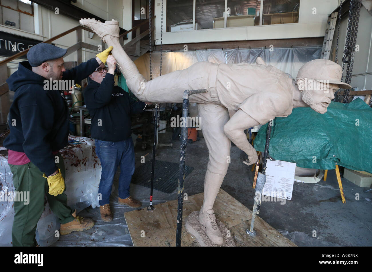 Scultori Mikhail Matveyev (L) e Vlad Zhitomirsky lavorare per la riparazione di parti di una statua in argilla di San Louis Cardinals pitcher Adam Wainwright che si siede in un negozio di imbrunimento in attesa di essere impostato in stampi prima di essere bronzea in San Luigi il 17 dicembre 2018. Sette piedi di altezza, 600 libbra statua dei Cardinali diritto-hander finiranno per andare a San Louis' città sorella di Nanjing in Cina nel settembre 2019. Per celebrare il 40 ° anniversario delle due città associazione, Nanjing è l'invio di Ming sedie a Saint Louis che sarà posto in giardini botanici. La Wainwright statua sarà inviato come San L Foto Stock