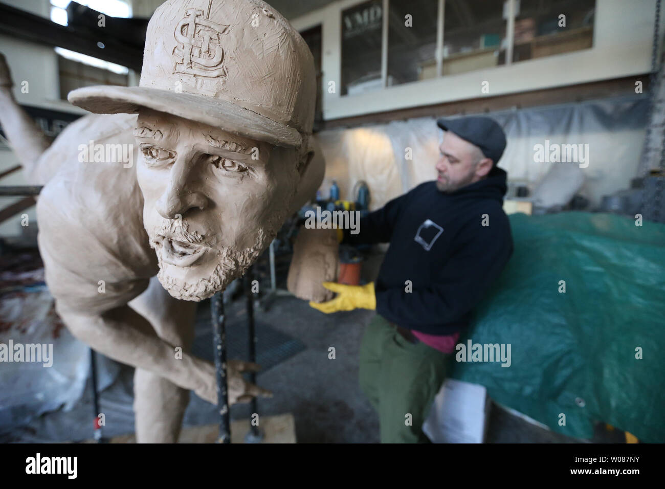 Scultore Mikhail Matveyev opere per la riparazione di parti di una statua in argilla di San Louis Cardinals pitcher Adam Wainwright che si siede in un negozio di imbrunimento in attesa di essere impostato in stampi prima di essere bronzea in San Luigi il 17 dicembre 2018. Sette piedi di altezza, 600 libbra statua dei Cardinali diritto-hander finiranno per andare a San Louis' città sorella di Nanjing in Cina nel settembre 2019. Per celebrare il 40 ° anniversario delle due città associazione, Nanjing è l'invio di Ming sedie a Saint Louis che sarà posto in giardini botanici. La Wainwright statua sarà inviato come San Louis' dono e sarà pl Foto Stock