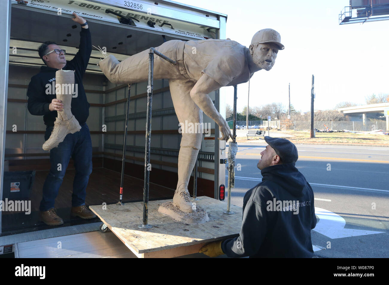 Scultori Vlad Zhitomirsky (L) e Mikhail Matveyev lavorare per rimuovere una statua in argilla di San Louis Cardinals pitcher Adam Wainwright da un camion e in un negozio di imbrunimento per essere impostato in stampi prima di essere bronzea in San Luigi il 17 dicembre 2018. Sette piedi di altezza, 600 libbra statua dei Cardinali diritto-hander finiranno per andare a San Louis' città sorella di Nanjing in Cina nel settembre 2019. Per celebrare il 40 ° anniversario delle due città associazione, Nanjing è l'invio di Ming sedie a Saint Louis che sarà posto in giardini botanici. La Wainwright statua sarà inviato come San Louis' gi Foto Stock