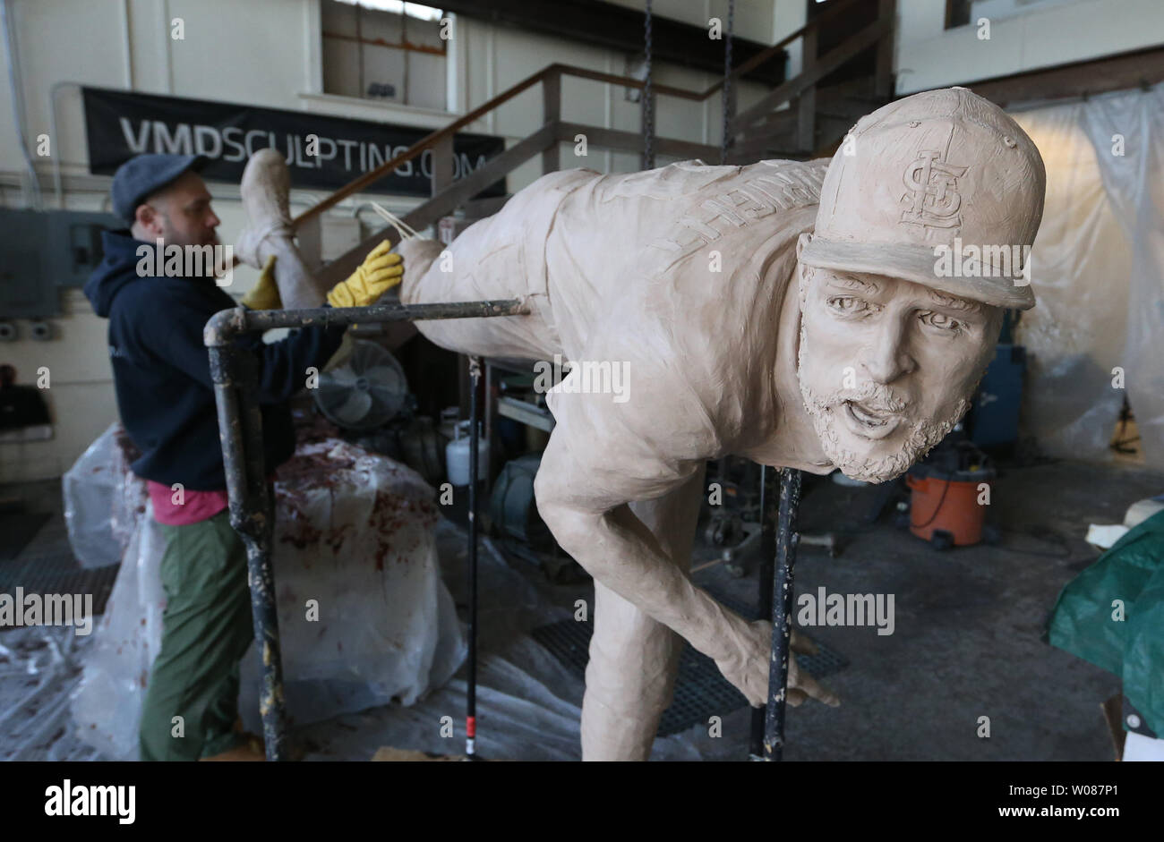 Scultore Mikhail Matveyev opere per la riparazione di parti di una statua in argilla di San Louis Cardinals pitcher Adam Wainwright che si siede in un negozio di imbrunimento in attesa di essere impostato in stampi prima di essere bronzea in San Luigi il 17 dicembre 2018. Sette piedi di altezza, 600 libbra statua dei Cardinali diritto-hander finiranno per andare a San Louis' città sorella di Nanjing in Cina nel settembre 2019. Per celebrare il 40 ° anniversario delle due città associazione, Nanjing è l'invio di Ming sedie a Saint Louis che sarà posto in giardini botanici. La Wainwright statua sarà inviato come San Louis' dono e sarà pl Foto Stock