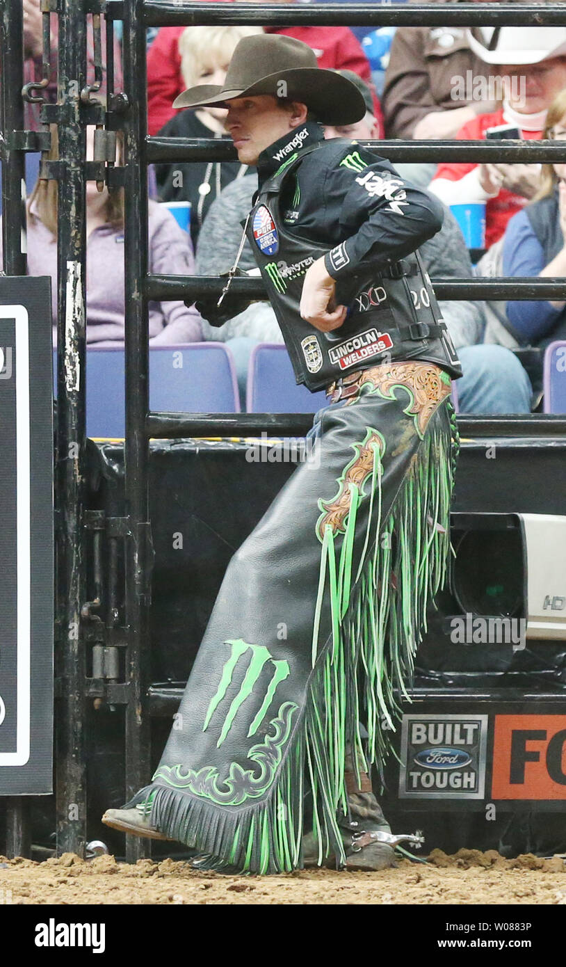 Professional Bull Rider Mason Lowe di Exeter, Missouri, mostrato in questo Febbraio 18, 2018 file foto di San Louis, è stato ucciso quando lui era stomped a morte da un toro a livello nazionale Stock occidentale mostrano, a Denver il 15 gennaio 2019. Il 25-anno-vecchio è stato competere nel PBR scivolo, una prova della durata di un motociclista può rimanere su un fuori-toro di controllo. Lowe era gettato dalla bolla e l'animale è venuto giù sul suo petto. File Foto di Bill Greenblatt/UPI Foto Stock