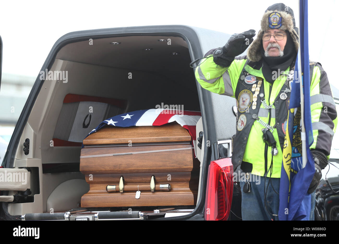 Un patriota Guard Rider saluta i resti di Scott A. Wirtz hanno in una funebre dopo l'arrivo a San Louis-Lambert Aeroporto Internazionale di St. Louis il 26 gennaio 2019. Wirtz hanno, U.S. Dipartimento della Difesa Civile, è stato ucciso in un attentato suicida attentato in Siria il 16 gennaio 2019. Anche ucciso nell'attentatore suicida di attacco in Manbij nella Siria settentrionale, erano due stati uniti i membri del servizio, e un imprenditore privato. Almeno sei civili Siriani sono stati anche uccisi in attacco di cui due giovani donne. Foto di Bill Greenblatt/UPI Foto Stock