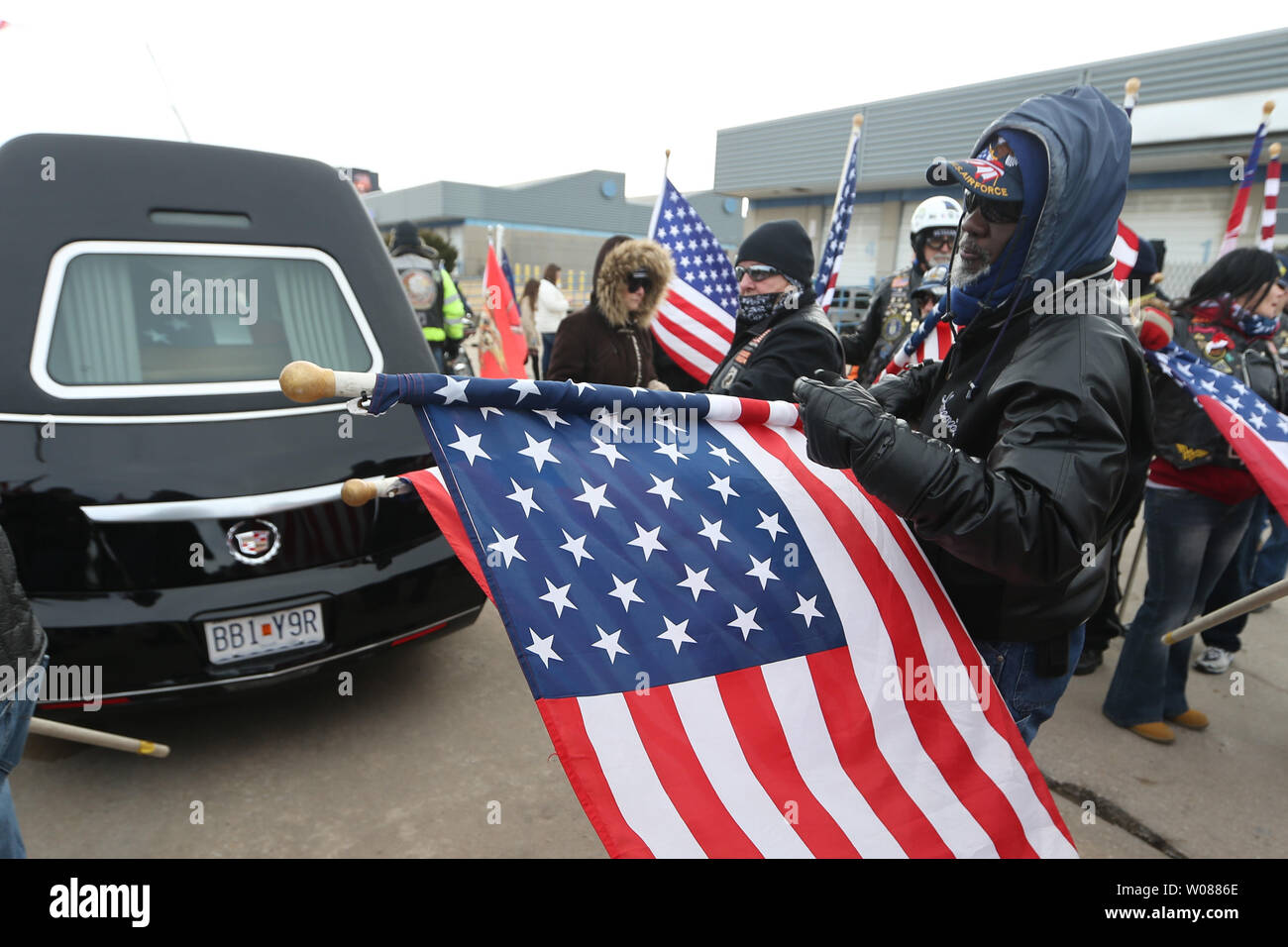 Protezione Patroit piloti mettere le loro bandiere lontano come i resti di Scott A. Wirtz hanno sedersi in una funebre dopo l'arrivo a San Louis-Lambert Aeroporto Internazionale di St. Louis il 26 gennaio 2019. Wirtz hanno, U.S. Dipartimento della Difesa Civile, è stato ucciso in un attentato suicida attentato in Siria il 16 gennaio 2019. Anche ucciso nell'attentatore suicida di attacco in Manbij nella Siria settentrionale, erano due stati uniti i membri del servizio, e un imprenditore privato. Almeno sei civili Siriani sono stati anche uccisi in attacco di cui due giovani donne. Foto di Bill Greenblatt/UPI Foto Stock