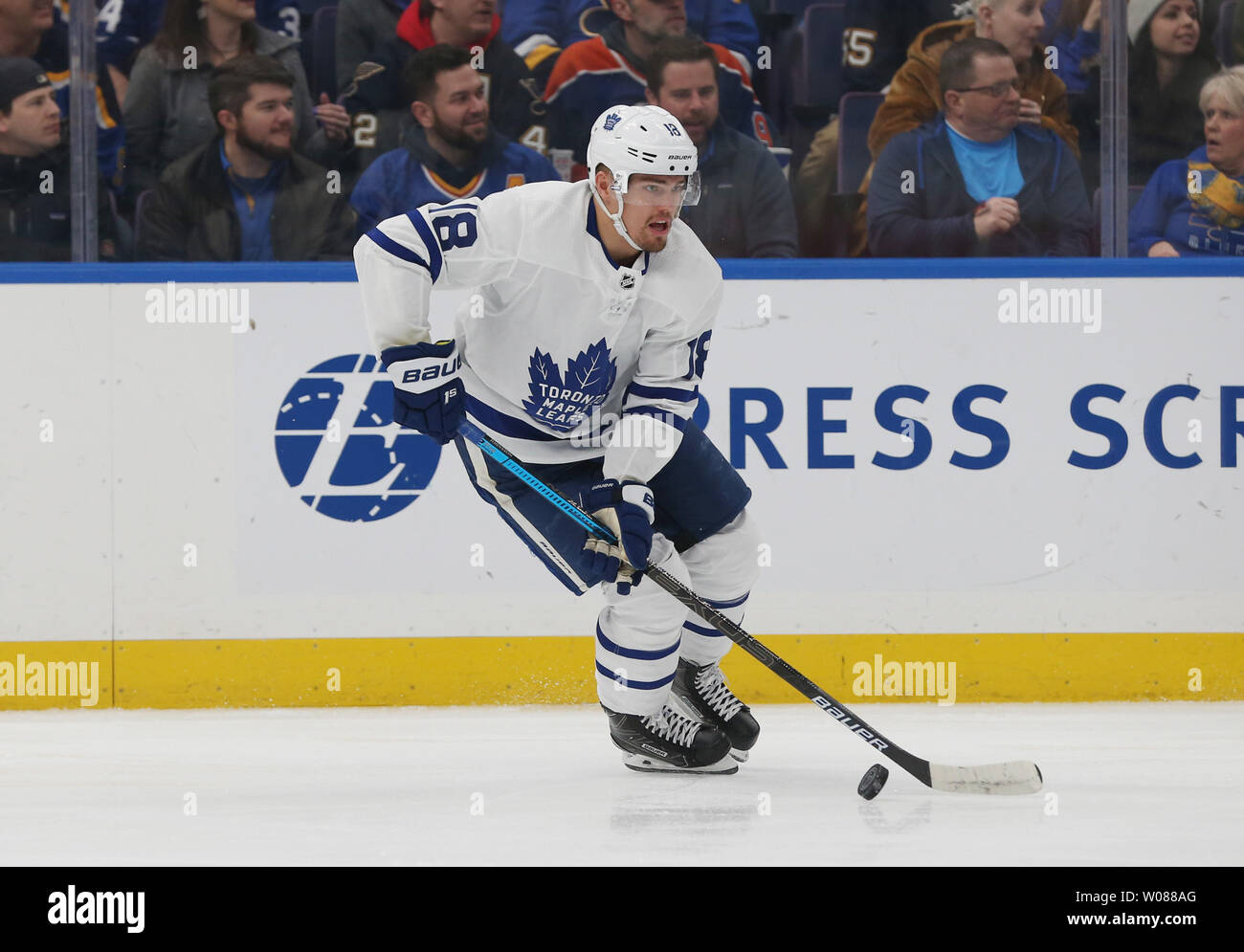 Toronto Maple Leafs Andreas Johnsson di Svezia porta il puck su ghiaccio contro il St. Louis Blues nel primo periodo presso il centro aziendale di San Louis il 19 febbraio 2019. Foto di Bill Greenblatt/UPI Foto Stock