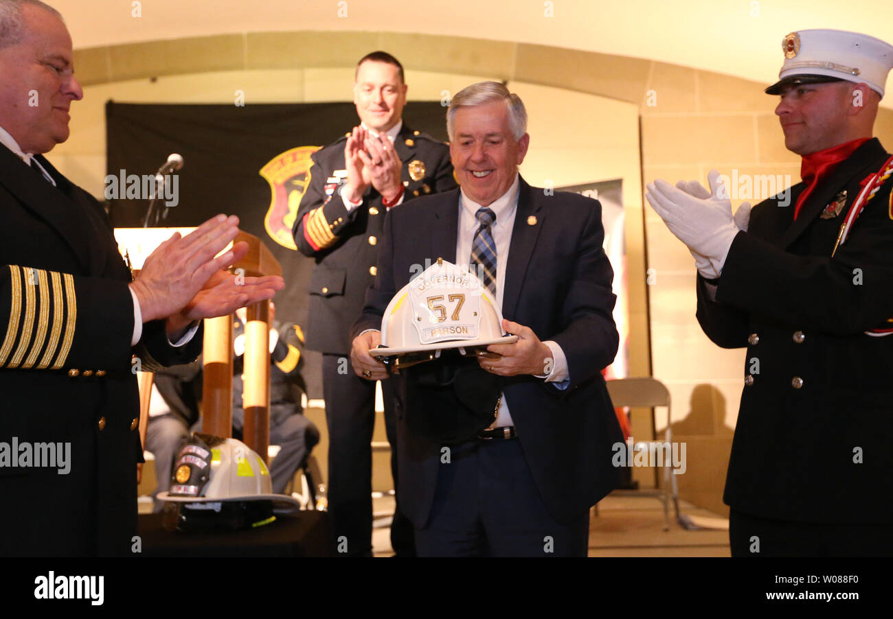 Missouri Governatore Mike Parson accetta il suo casco da vigili del fuoco durante le cerimonie in Missouri State vigili del fuoco giornata presso il Campidoglio nella Città di Jefferson, Missouri il 6 marzo 2019. Vigili del fuoco da tutto lo stato visitato il loro stato represenatives per discutere di una normativa che consentirà di salvare la vita vigile del fuoco che coinvolgono il cancro, il più grande killer di America's vigili del fuoco. Foto di Bill Greenblatt/UPI Foto Stock