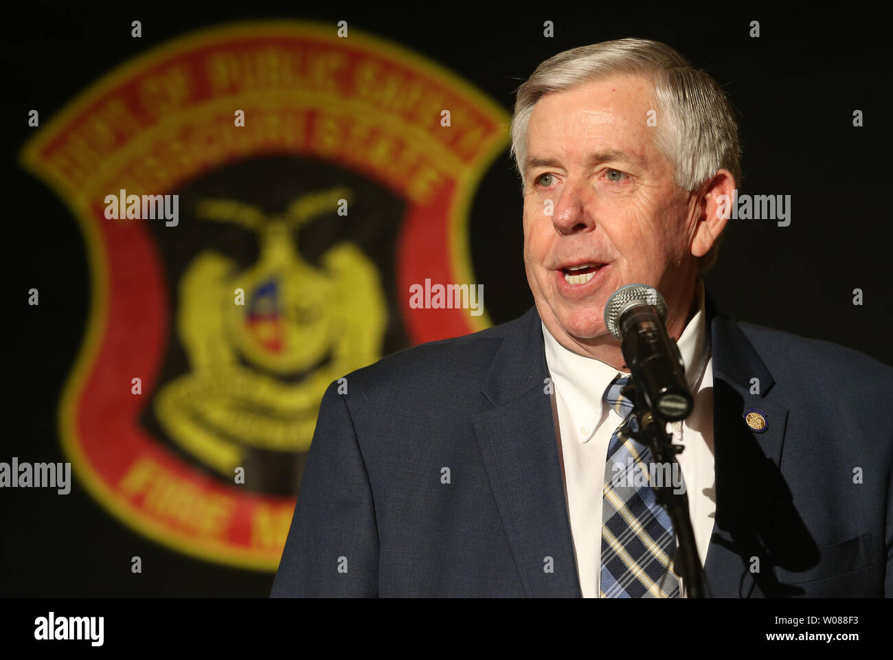 Missouri Governatore Mike Parson risolve i vigili del fuoco durante le cerimonie in Missouri State vigili del fuoco giornata presso il Campidoglio nella Città di Jefferson, Missouri il 6 marzo 2019. Vigili del fuoco da tutto lo stato visitato il loro stato represenatives per discutere di una normativa che consentirà di salvare la vita vigile del fuoco che coinvolgono il cancro, il più grande killer di America's vigili del fuoco. Foto di Bill Greenblatt/UPI Foto Stock