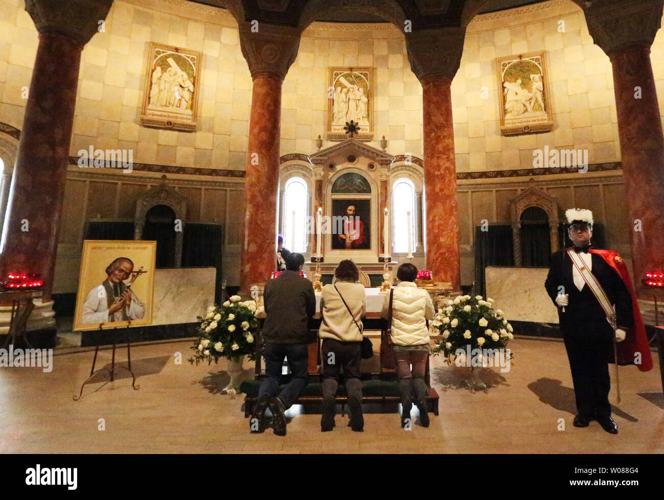 I parrocchiani si inginocchiano a pregare davanti al cuore di un sacerdote visualizzare presso la Basilica Cattedrale di Saint Louis in San Luigi il 15 marzo 2019. San Giovanni Maria Vianney il cuore incorrotto è considerato una delle più grandi di prima classe, la reliquia. Il Santo il cuore ha resistito a decadimento per più di 150 anni. Una reliquia come il cuore incorrotto offre un promemoria tangibile della comunione con il Santo di uomini e donne che ci hanno preceduto, offrendo la forza di seguire il loro esempio di vita fedele. San Giovanni Maria Vianney, conosciuto popolarmente come il rimedio? Di Ars, è considerato come un modello di generosità sacerdotale, purezza e pienezza di preghiera. Nato a Foto Stock
