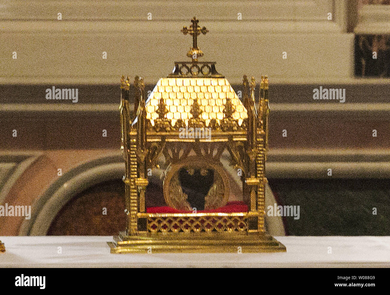 Il cuore del Sacerdote il display si siede presso la Basilica Cattedrale di Saint Louis in San Luigi il 15 marzo 2019. San Giovanni Maria Vianney il cuore incorrotto è considerato una delle più grandi di prima classe, la reliquia. Il Santo il cuore ha resistito a decadimento per più di 150 anni. Una reliquia come il cuore incorrotto offre un promemoria tangibile della comunione con il Santo di uomini e donne che ci hanno preceduto, offrendo la forza di seguire il loro esempio di vita fedele. San Giovanni Maria Vianney, conosciuto popolarmente come il rimedio? Di Ars, è considerato come un modello di generosità sacerdotale, purezza e pienezza di preghiera. Nato in Francia nel 1786, San Giovanni Maria Vianney Foto Stock