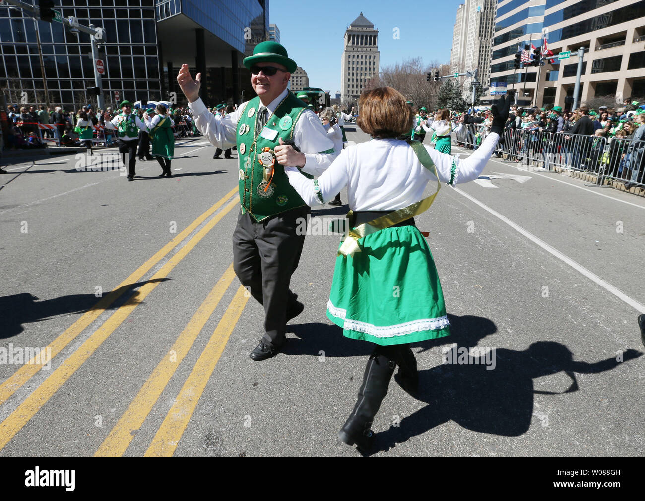 Ballerini irlandesi eseguire una maschera durante il San Patrizio parata del giorno di San Luigi il 16 marzo 2019. Photoi da Bill Greenblatt/UPI Foto Stock