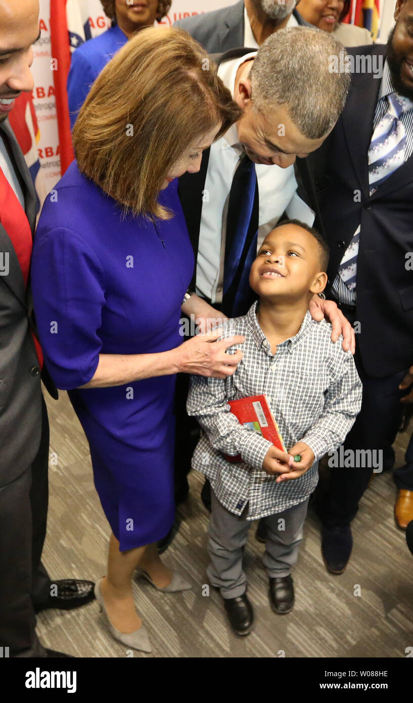 Il Presidente della Camera Nancy Pelosi e sost. William (Lacy) Argilla, dire ciao a un giovane fan dopo parlando del partito democratico sforzi per espandere i diritti di voto in tutto il paese da Ferguson, Missouri il 18 marzo 2019. Pelosi ha parlato anche nuovi requisiti per gli stati che per ricevere approvazione federale di modificare il loro diritto di voto restrizioni e la quantità di denaro donato a una campagna. Pelosi ha parlato a il Ferguson empowerment della comunità centro, spot di ground zero dai tumulti di Ferguson nel 2014. Foto di Bill Greenblatt/UPI Foto Stock