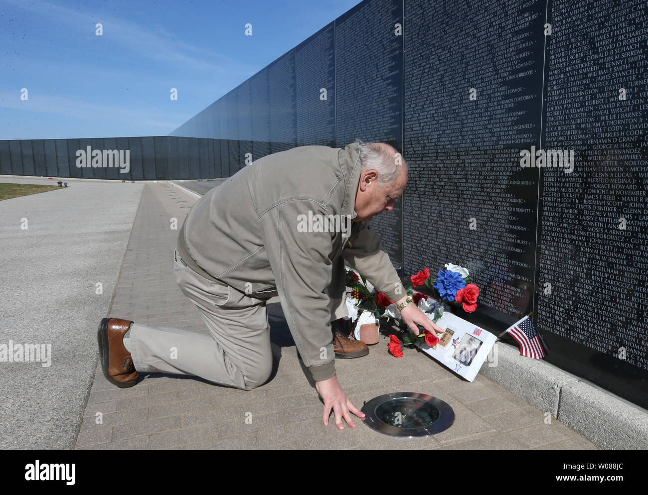 Builder Frank Robinson esamina le voci che sono state lasciate alla base della parete del Vietnam presso la Missouri National Veterans Memorial in Perryville, Missouri il 27 marzo 2019. Il fondo scala, granito nero sorella parete per il Memoriale dei Veterani del Vietnam è identica a quella sul National Mall di Washington D.C. Fondatore Jim Eddleman, combattuto nell'offensiva del Tet durante la guerra del Vietnam e ha detto a se stesso nel 1968, che se egli è sopravvissuto, egli sarebbe un giorno fare qualcosa per onorare i suoi compagni e gli altri che hanno servito questo paese. Eddleman donato il 46 acri di terra e milioni di privatamente costrut Foto Stock