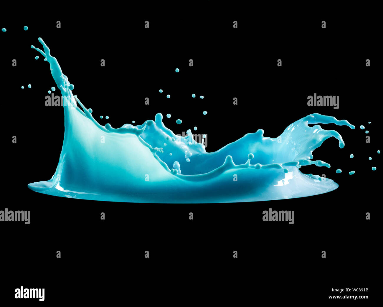 Vernice blu splash isolati su sfondo nero Foto Stock