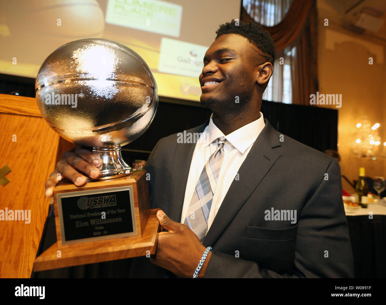 Sion Williamson della Duke University guarda al suo premio in occasione di cerimonie presso la Missouri Athletic Club di San Luigi il 15 aprile 2019. Williamson, una matricola è stato il vincitore della Wayman Tisdale Freshman dell anno e Oscar Robertson Player of the Year Awards. Williamson ha reso ufficiale e ha annunciato la sua intenzione di immettere il 2019 draft NBA. Foto di Bill Greenblatt/UPI Foto Stock