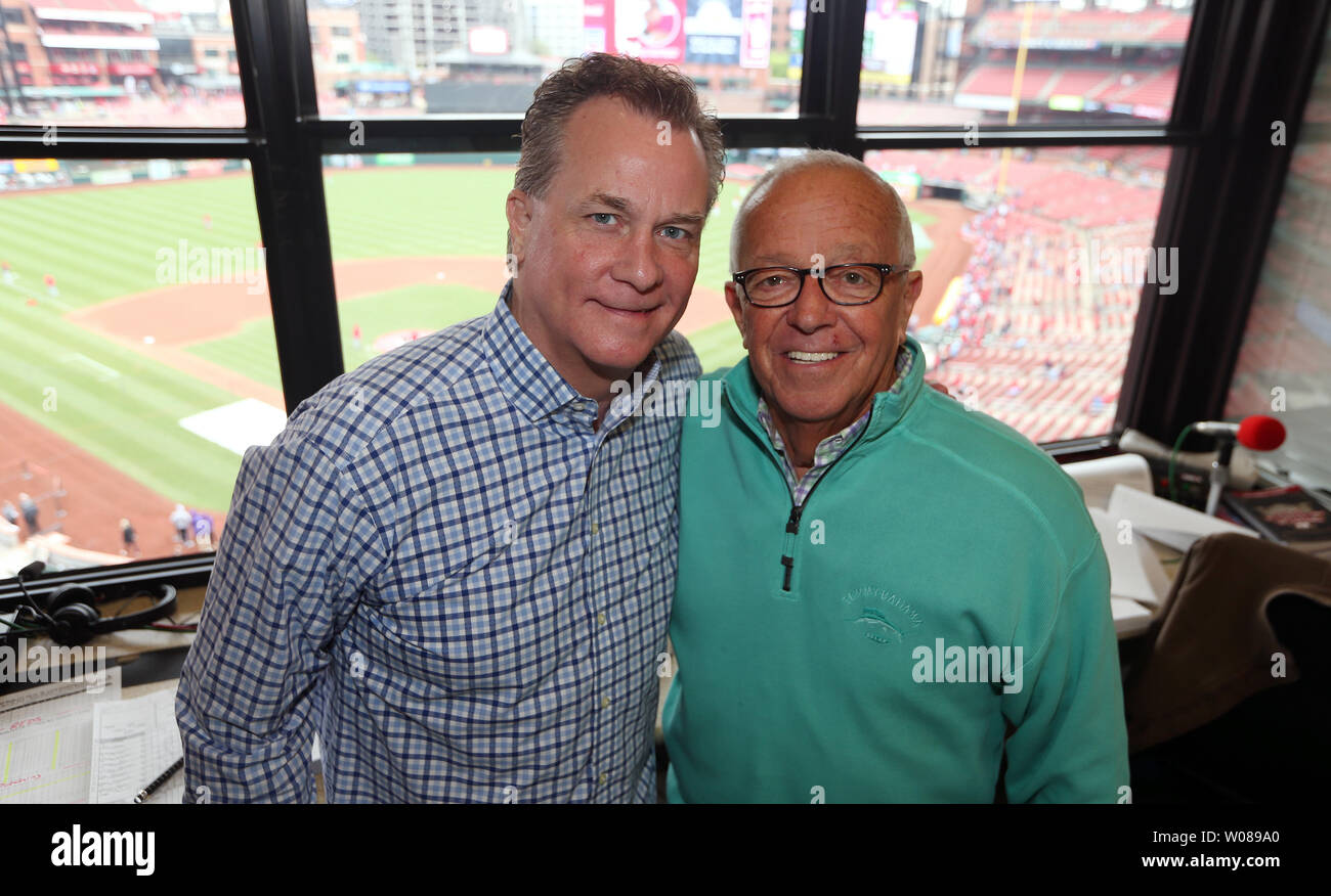 Cincinnati Reds emittenti radio Marty Brennaman (R) e Jeff Brantley pongono prima di una partita contro il St. Louis Cardinals al Busch Stadium di St Louis il 28 aprile 2019. Hall of Fame Brennaman emittente ha deciso di ritirarsi alla fine della stagione 2019 dopo 46 anni come Rossi radio play-by-play emittente.Foto di Bill Greenblatt/UPI Foto Stock