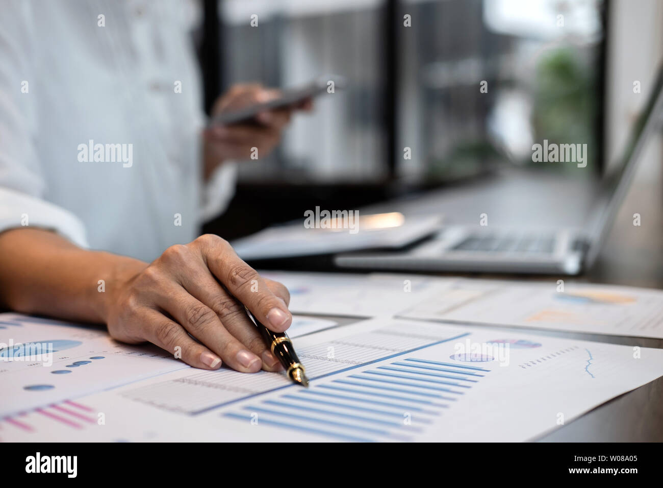 Business donna ragioniere controllo funzionante e il calcolo finanziario spese relazione finanziaria annuale di bilancio dichiarazione, facendo finanziare rendendo note Foto Stock