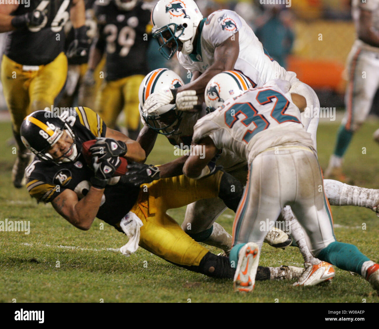 Pittsburgh Steelers Hines Ward tira in un pass da Ben Roethlisberger tardi nel quarto trimestre contro i delfini di Miami a Heinz Field di Pittsburgh, in Pennsylvania, il 26 novembre 2007. Lo Steelers ha chiuso fuori i delfini 3-0. (UPI foto/Stephen lordo) Foto Stock