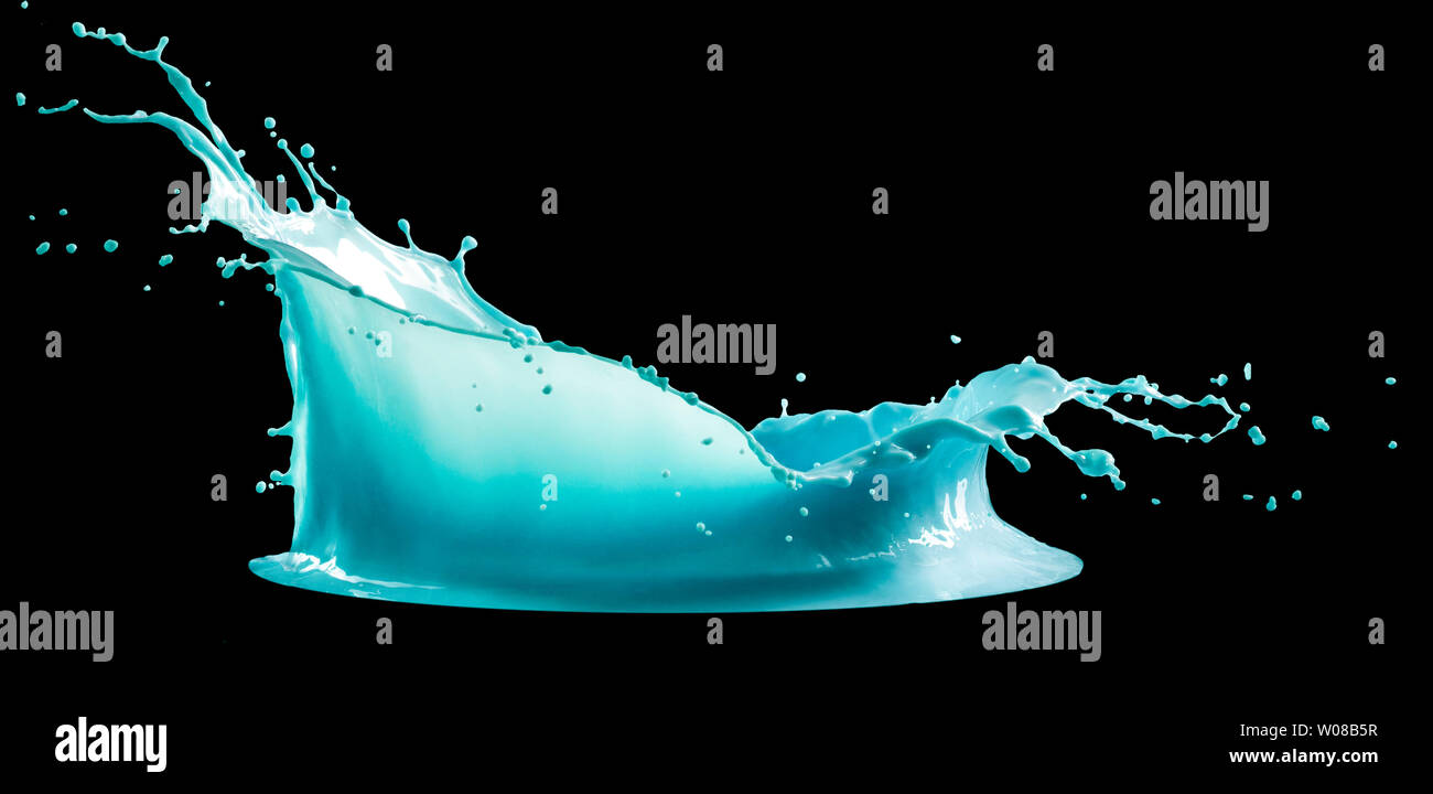 Vernice blu splash isolati su sfondo nero Foto Stock