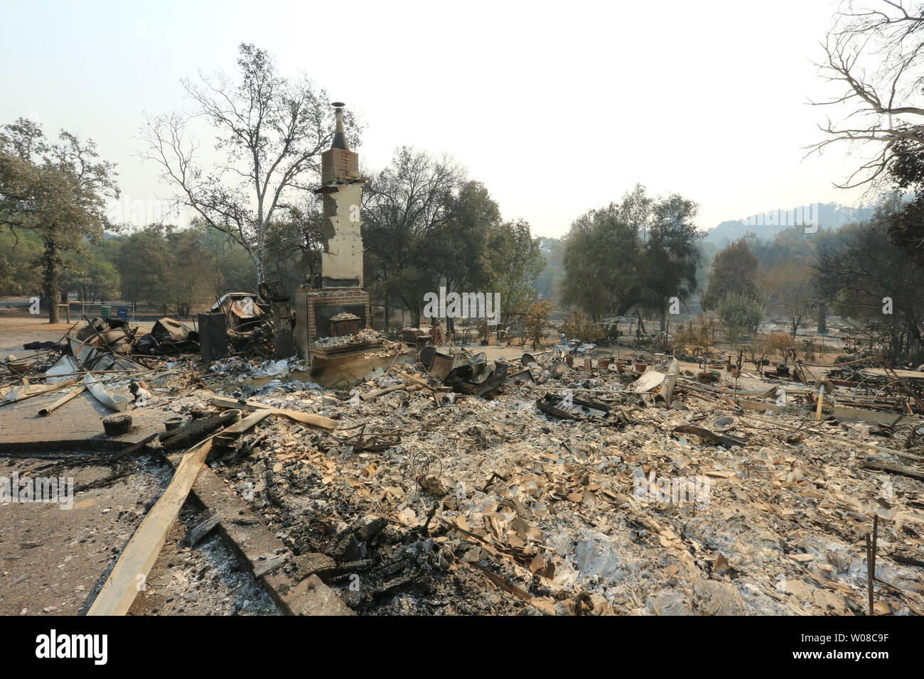 Devastazione totale dei quartieri è visto nella Sonoma County, California, il 12 ottobre 2017. Incendi a partire da ottobre 8 continuano a muoversi attraverso il membro di vino del paese, distruggendo migliaia di abitazioni e aziende. Foto di Khaled Sayed/UPI Foto Stock