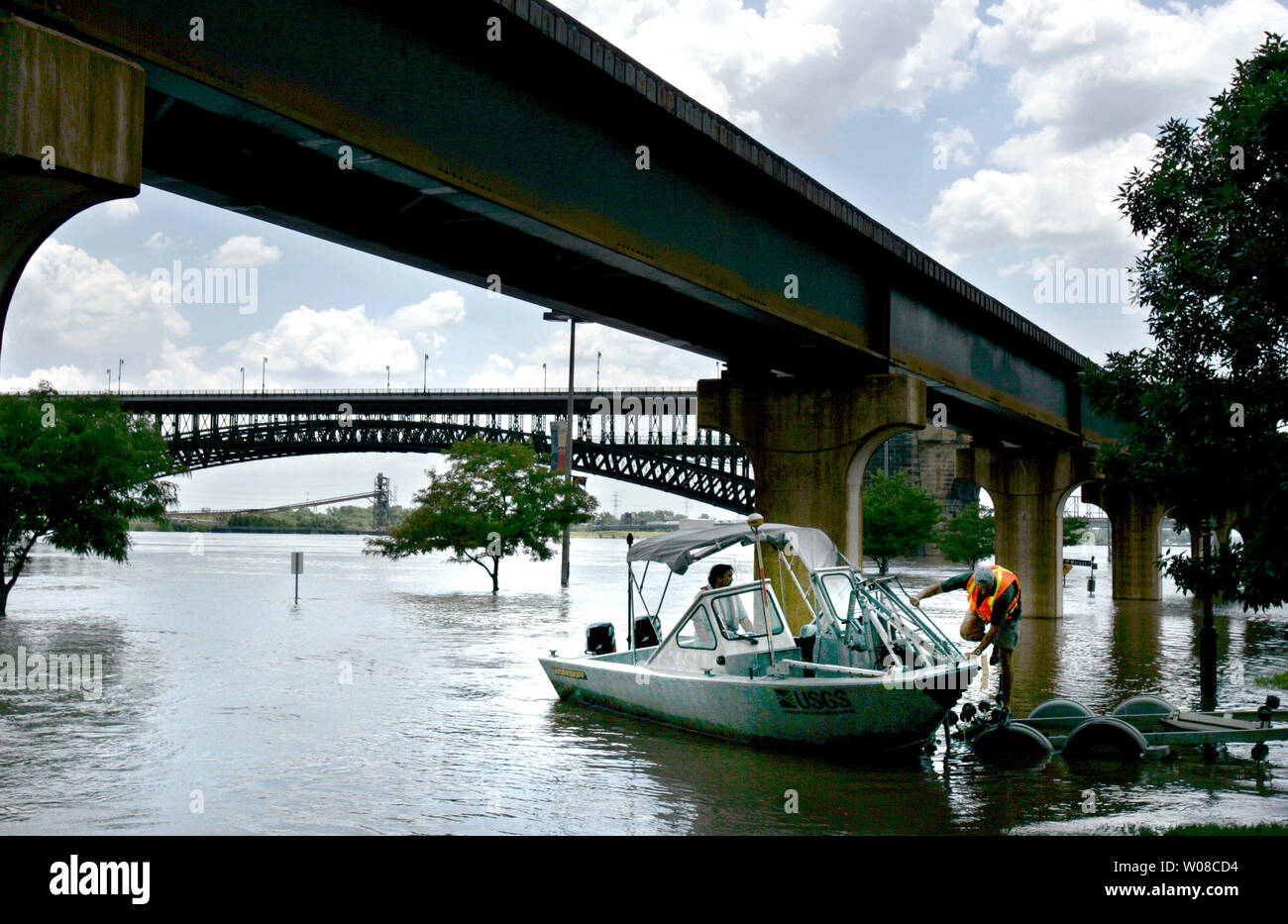 United States Geological Survey dipendenti tirare il loro giro in barca del fiume Mississippi su una strada nel centro di St. Louis, Missouri, Giugno 21, 2008. Il fiume crested di San Luigi a 37,2 piedi ma è scesa ben al di sotto dell'acqua alta record di 49.58 piedi impostato nel 1993. (UPI foto/Mark Cowan) Foto Stock