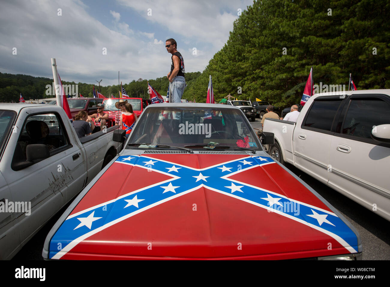 Le persone che partecipano a bandiera Confederate al rally di Stone Mountain Park in Stone Mountain, Georgia, sabato 1 agosto, 2015. Foto di Kevin LilesUPI Foto Stock