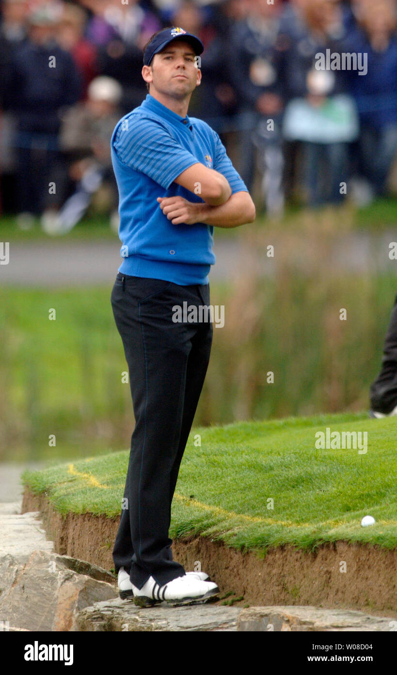 Team europeo gli Stati Sergio Garcia indaga la sua giacciono sul dodicesimo verde, durante la seconda giornata della Ryder Cup che si svolgerà presso il K Club di Straffan, Irlanda il 23 settembre 2006. (UPI foto/Kevin Dietsch) Foto Stock