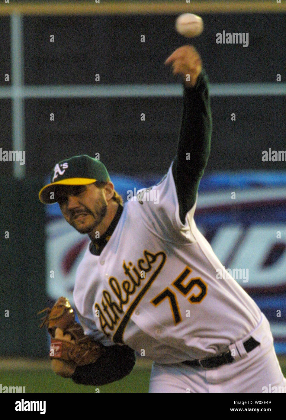 Oakland Athletics pitcher Barry Zito lanciare contro il Boston Red Sox a Oakland, Ca., il 6 ottobre 2003. Il Red Sox ha sconfitto la Oakland A's 4-3 per avanzare alla ALCS contro gli Yankees. (UPI/TERRY SCHMITT) Foto Stock