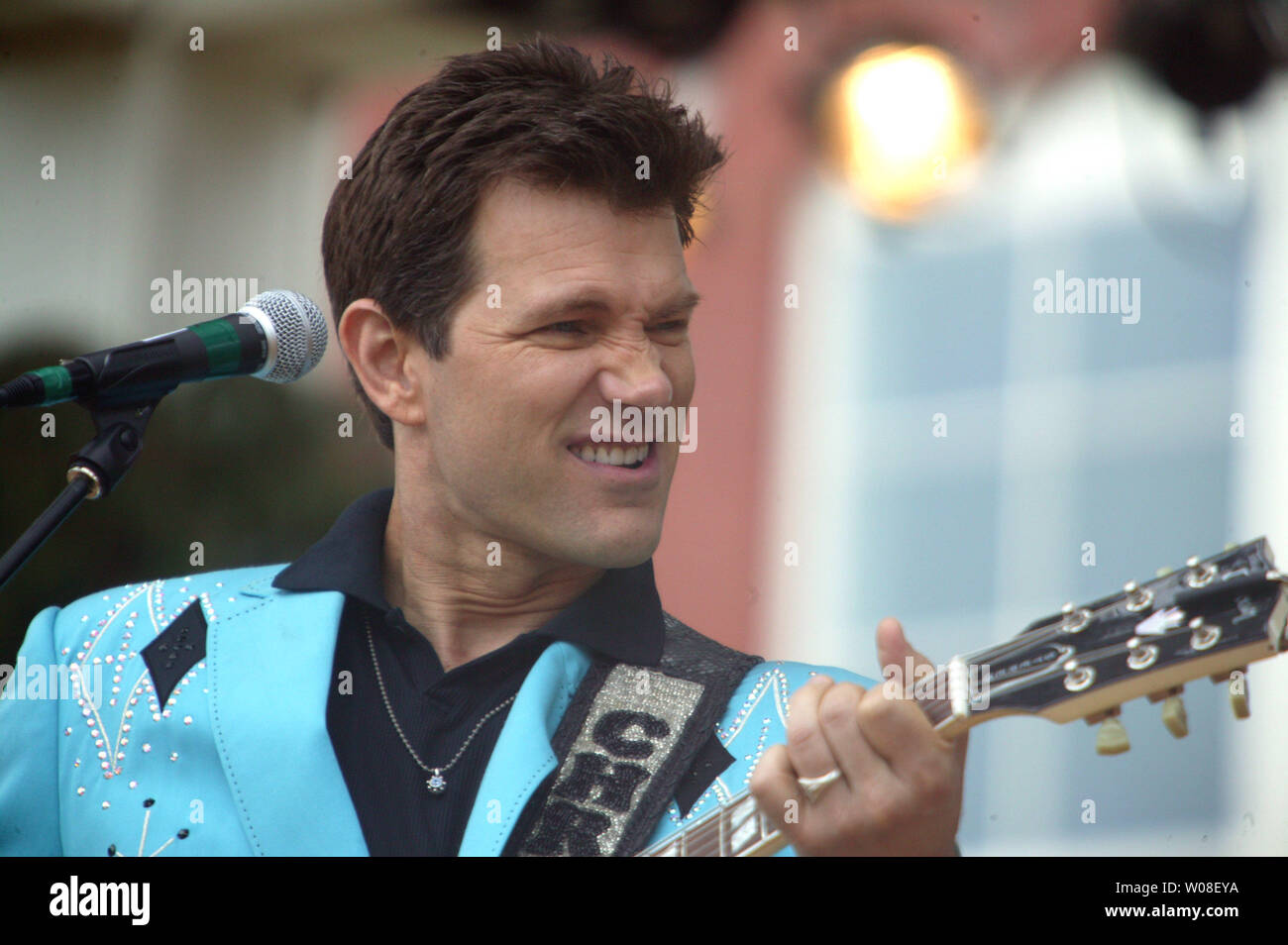 Rocker Chris Isaak si esibisce presso l'apertura di anteprima del nuovo George Lucas campus, il Letterman Digital Arts Center di San Francisco il 25 giugno 2005. La recente costruzione di 23 acri è complessa nel Golden Gate National Recreation Area. (UPI foto/Terry Schmitt) Foto Stock Rocker Chris Isaak si esibisce presso l'apertura di anteprima del nuovo George Lucas campus, il Letterman Digital Arts Center di San Francisco il 25 giugno 2005. La recente costruzione di 23 acri è complessa nel Golden Gate National Recreation Area. (UPI foto/Terry Schmitt) Foto Stock