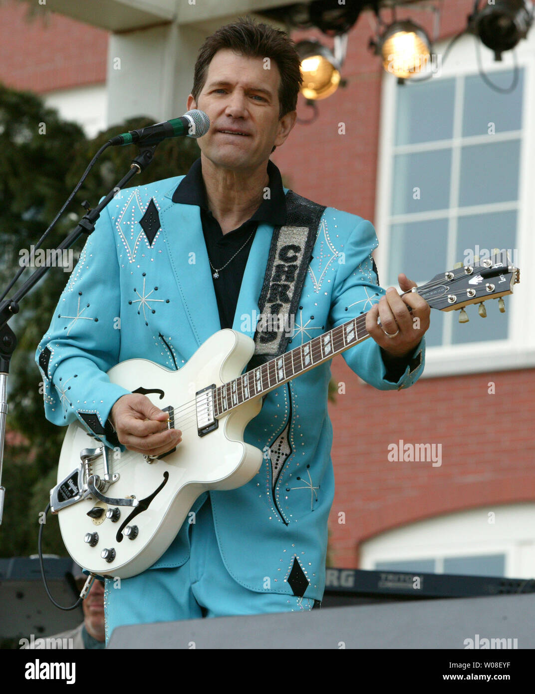 Rocker Chris Isaak si esibisce presso l'apertura di anteprima del nuovo George Lucas campus, il Letterman Digital Arts Center di San Francisco il 25 giugno 2005. La recente costruzione di 23 acri è complessa nel Golden Gate National Recreation Area. (UPI foto/Terry Schmitt) Foto Stock Rocker Chris Isaak si esibisce presso l'apertura di anteprima del nuovo George Lucas campus, il Letterman Digital Arts Center di San Francisco il 25 giugno 2005. La recente costruzione di 23 acri è complessa nel Golden Gate National Recreation Area. (UPI foto/Terry Schmitt) Foto Stock