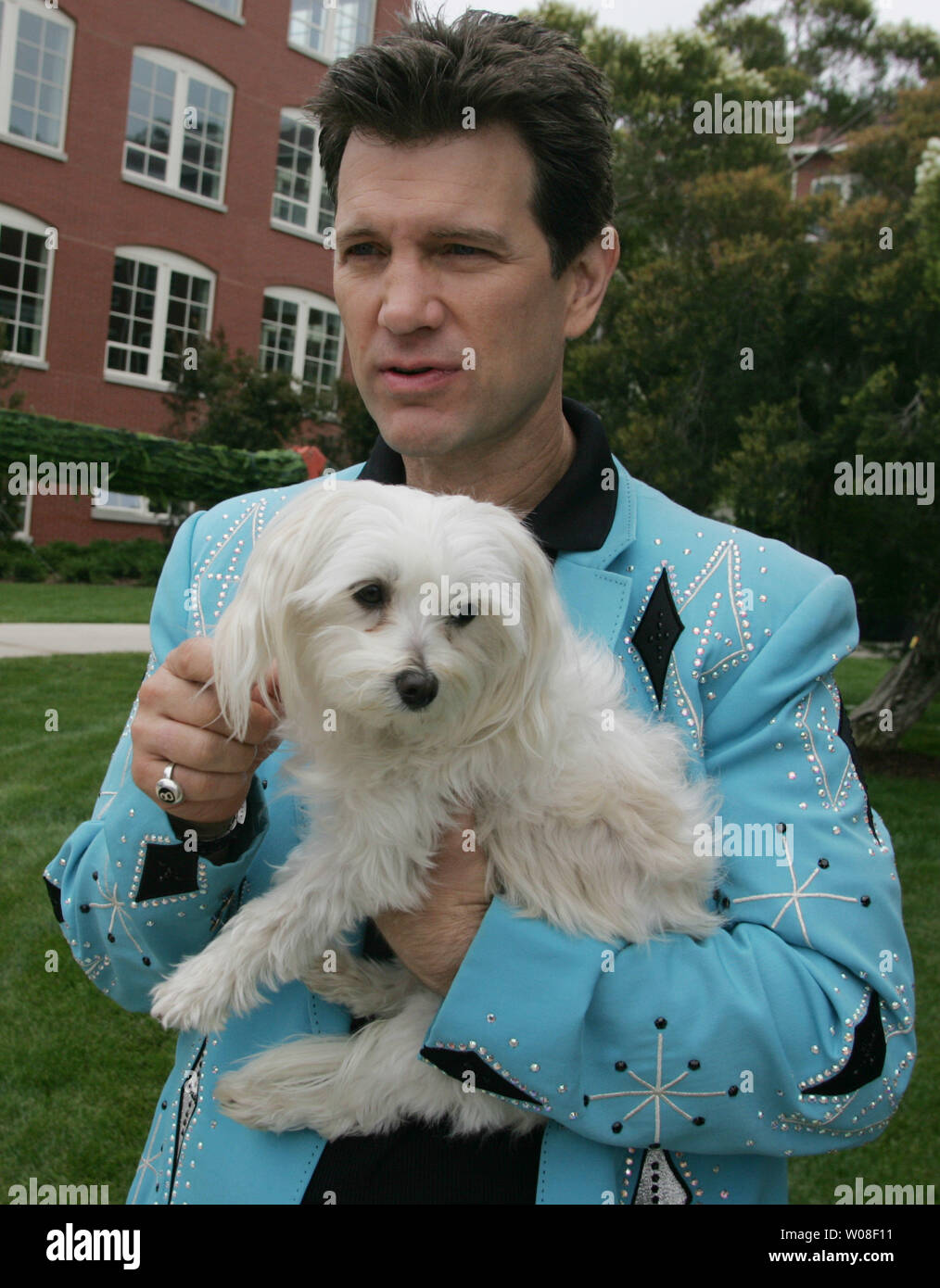 Chris Izaak attende dietro le quinte con il suo cane Rodney in anteprima l'apertura del nuovo George Lucas campus, il Letterman Digital Arts Center di San Francisco il 25 giugno 2005. La recente costruzione di 23 acri è complessa nel Golden Gate National Recreation Area. (UPI foto/Terry Schmitt) Foto Stock Chris Izaak attende dietro le quinte con il suo cane Rodney in anteprima l'apertura del nuovo George Lucas campus, il Letterman Digital Arts Center di San Francisco il 25 giugno 2005. La recente costruzione di 23 acri è complessa nel Golden Gate National Recreation Area. (UPI foto/Terry Schmitt) Foto Stock
