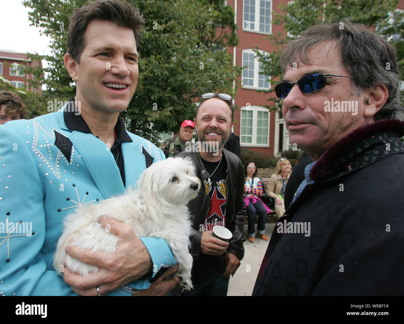 Chris Izaak, con il suo cane Rodney, chat con i percussionisti Lars Ulrich (C) e Mickey Hart presso l'apertura di anteprima del nuovo George Lucas campus, il Letterman Digital Arts Center di San Francisco il 25 giugno 2005. La recente costruzione di 23 acri è complessa nel Golden Gate National Recreation Area. (UPI foto/Terry Schmitt) Foto Stock Chris Izaak, con il suo cane Rodney, chat con i percussionisti Lars Ulrich (C) e Mickey Hart presso l'apertura di anteprima del nuovo George Lucas campus, il Letterman Digital Arts Center di San Francisco il 25 giugno 2005. La recente costruzione di 23 acri è complessa nel Golden Gate National Recreation Area. (UPI foto/Terry Schmitt) Foto Stock