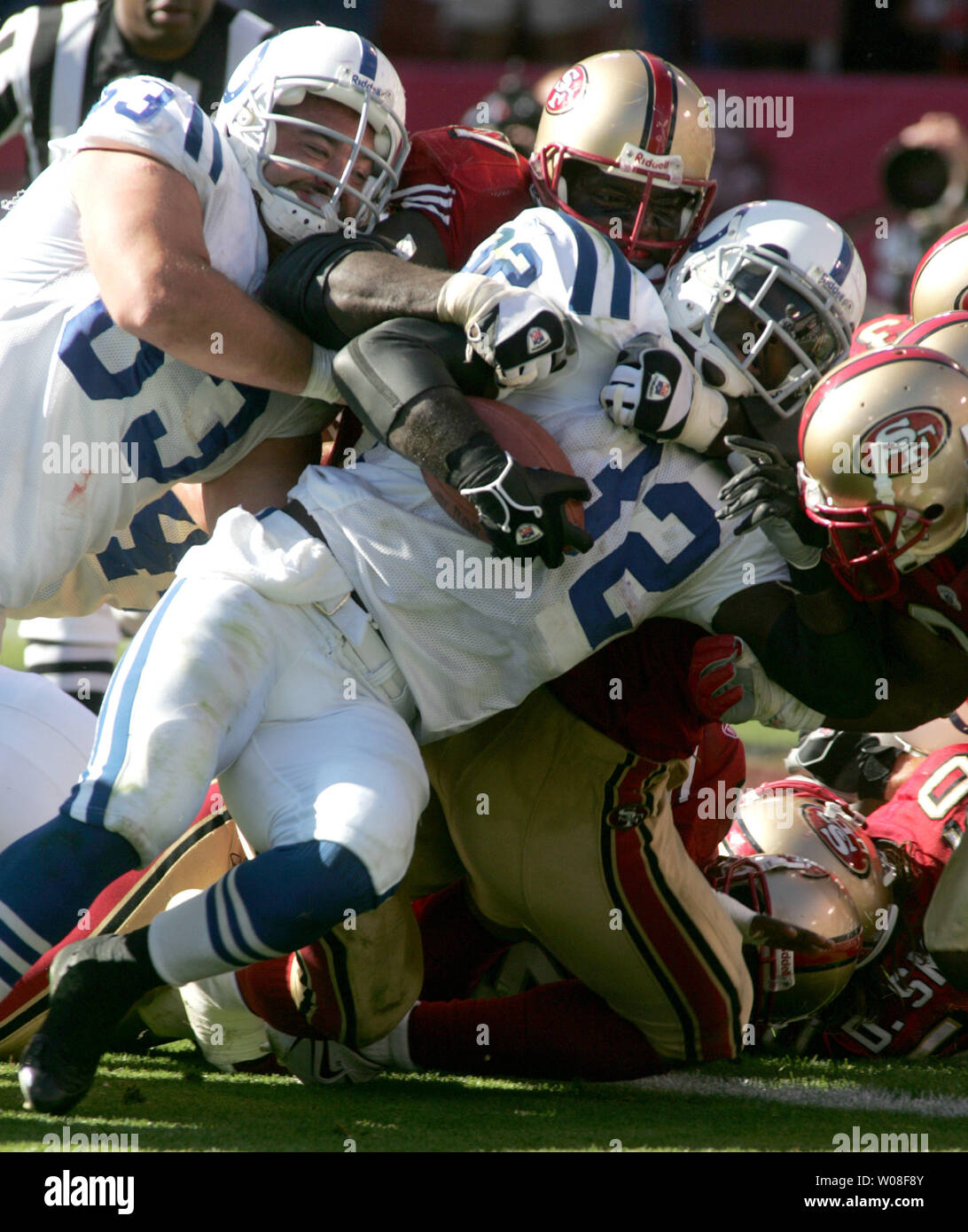 Indianapolis Colts RB Edgerrin James (32) spinge il suo modo attraverso la linea di traguardo per un TD contro la San Francisco 49ers a Monster Park a San Francisco il 9 ottobre 2005. (UPI foto/Terry Schmitt) Foto Stock