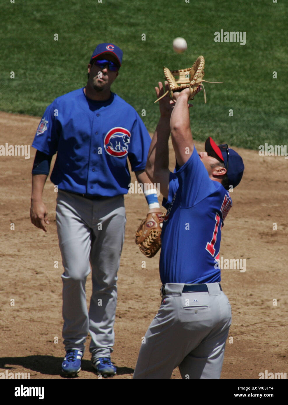 Chicago Cubs 1B John Mabry catture un pop up da San Francisco Giants Mike Matheny come 2B Todd Walker guarda nella terza inning di AT&T Park a San Francisco il 11 maggio 2006. I Giganti sconfitti i Cubs 9-3. (UPI foto/Terry Schmitt) Foto Stock