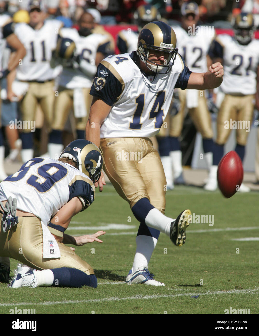 Louis Rams kicker Jeff Wilkins (14) tenta un field goal da stiva di Dane osservatore (89) contro la San Francisco 49ers a Monster Park a San Francisco il 17 settembre 2006. Il 49ers sconfitto i montoni 20-13. (UPI foto/Terry Schmitt) Foto Stock