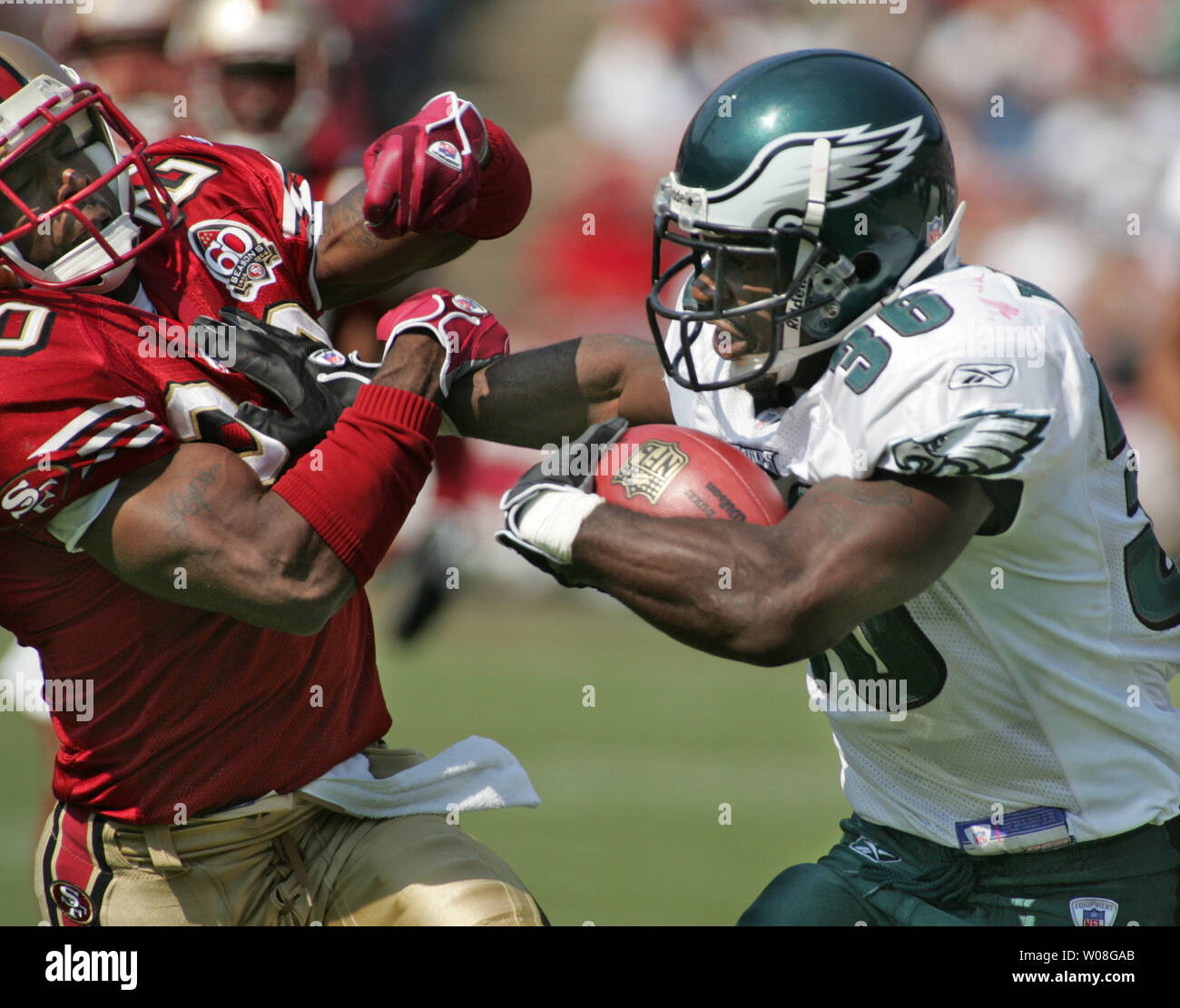 Philadelphia Eagles Brian combattendo contro San Francisco 49ers Mike Adams (L) en route a 71 yard TD eseguito nel secondo trimestre al Monster Park a San Francisco il 24 settembre 2006. Le aquile sconfitto il 49ers 38-24. (UPI foto/Terry Schmitt) Foto Stock