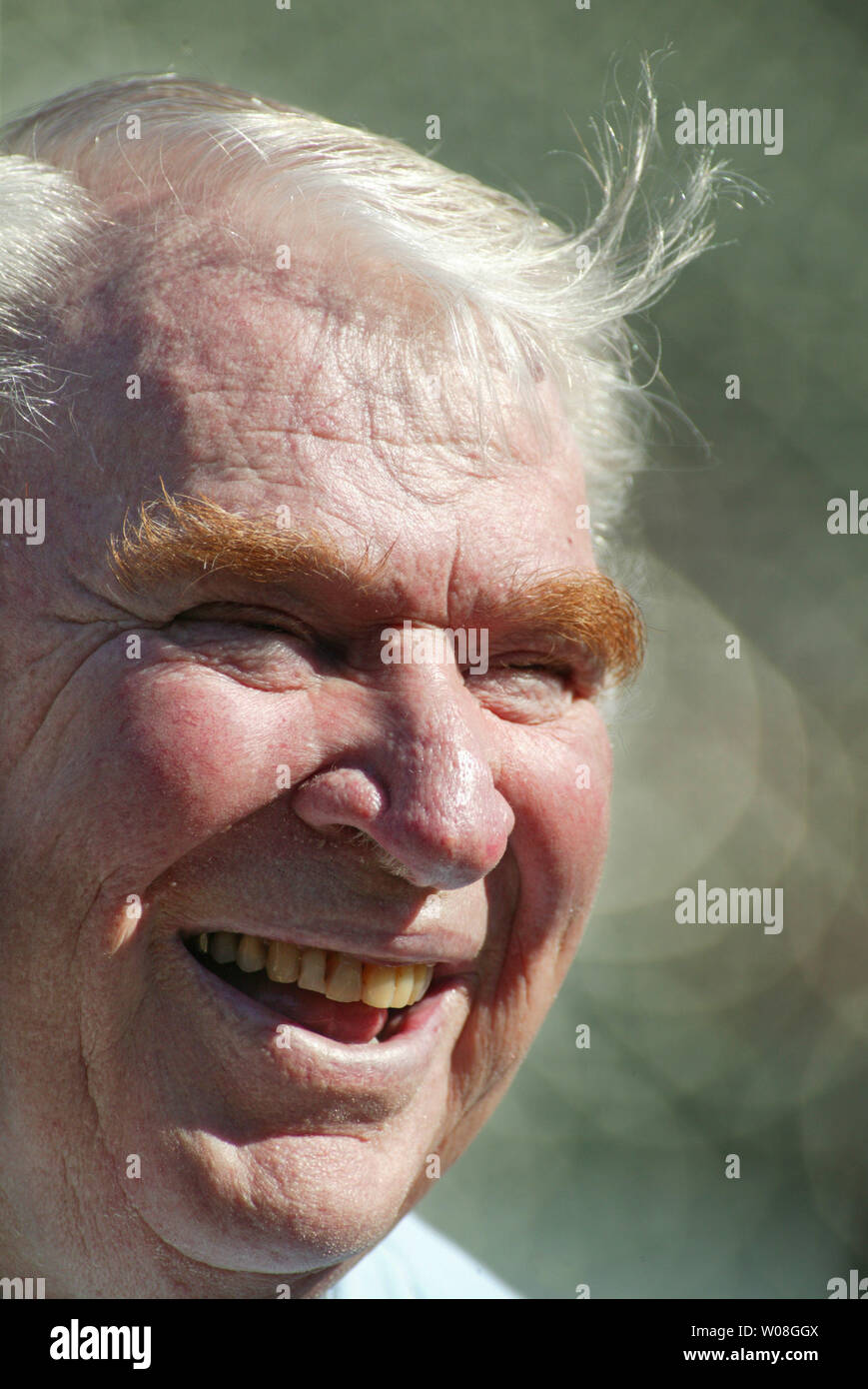 Ex Raiders pullman, emittente, e ora Hall of Famer John Madden sorrisi durante le cerimonie prima che il gioco in McAfee Coliseum di Oakland, la California il 22 ottobre 2006. (UPI foto/Terry Schmitt) Foto Stock