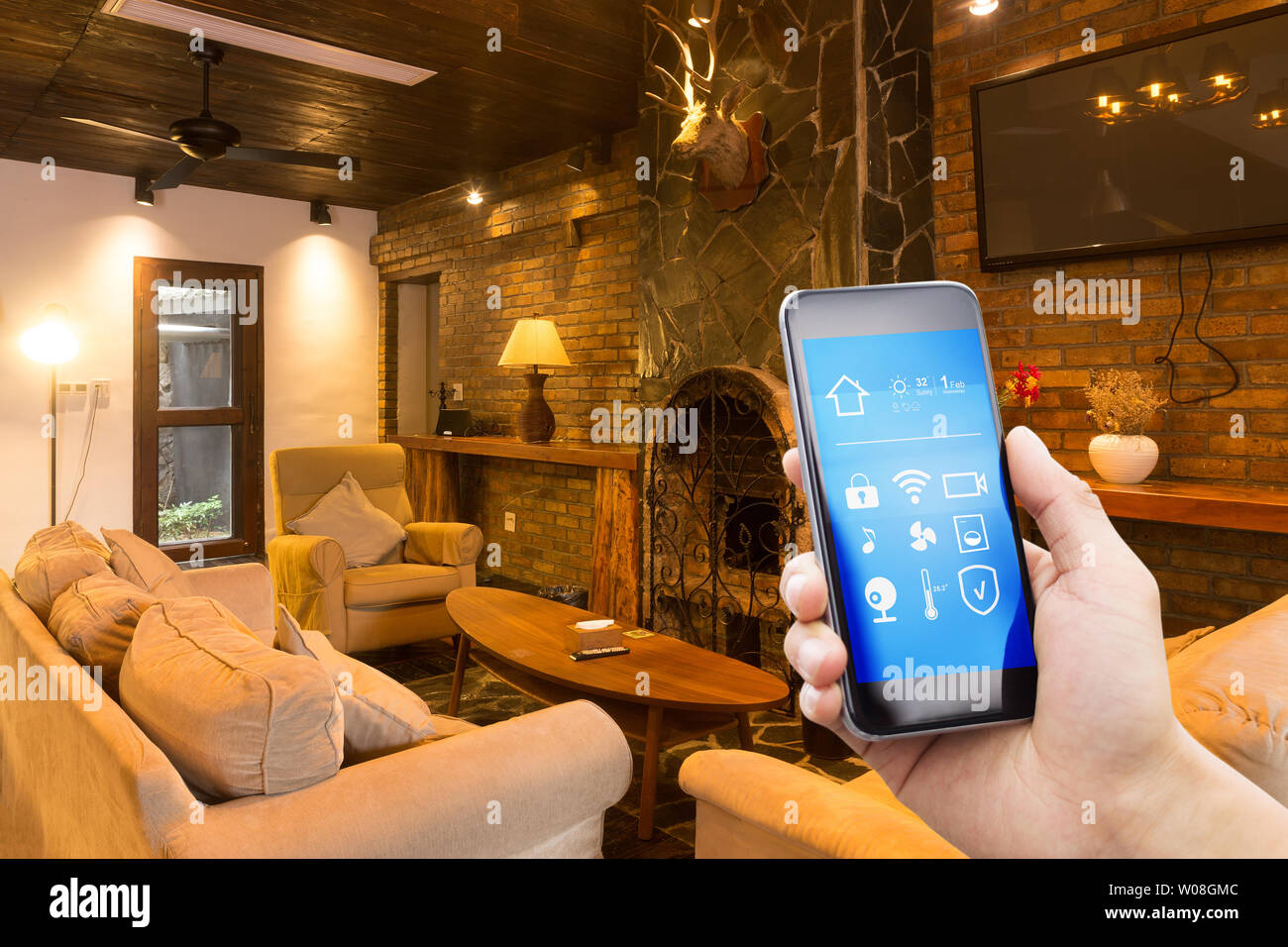 Smart phone con casa intelligente e moderno ristorante in hotel Foto Stock