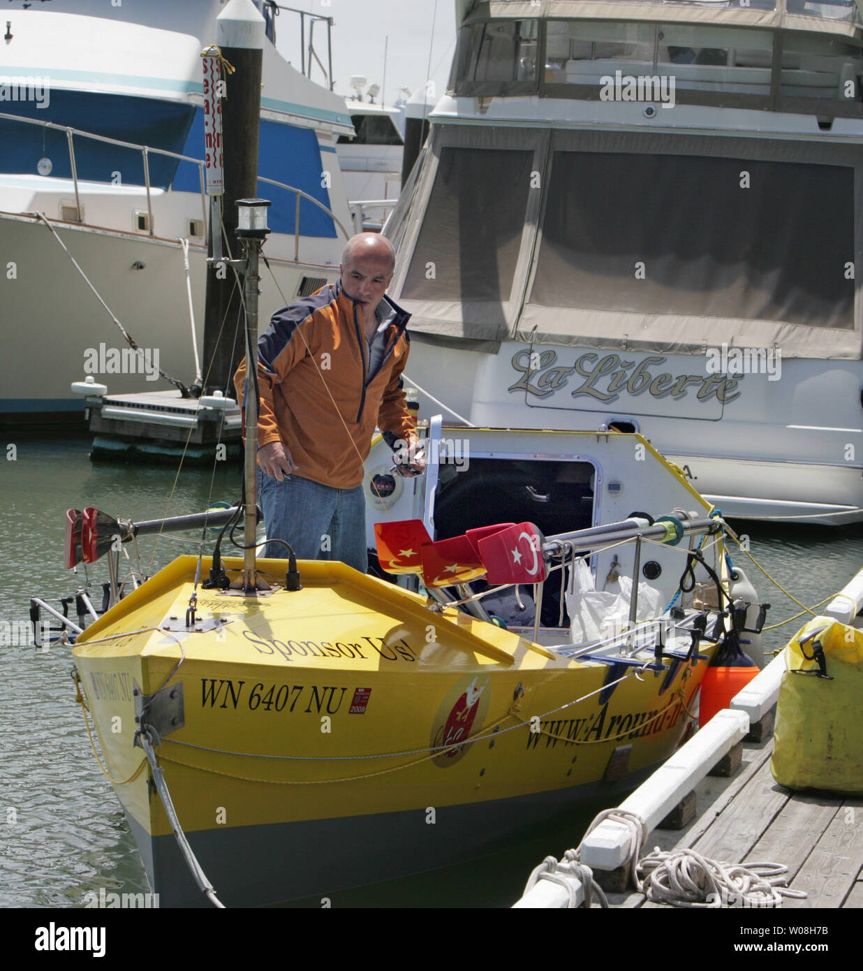 L'avventuriero turco Erden Eruc prepara la sua barca a remi per un solo viaggio in Australia in Tiburon, la California il 1 giugno 2007. Eruc si aspetta di questa prima tappa di un uomo-powered semovente per il viaggio intorno al mondo per prendere otto mesi. (UPI foto/Terry Schmitt) Foto Stock