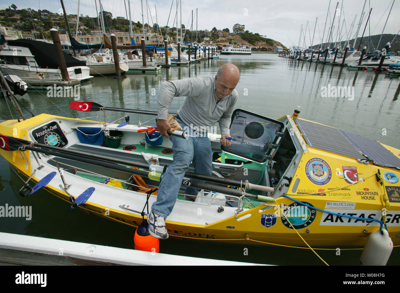 L'avventuriero turco Erden Eruc prepara la sua barca a remi per un solo viaggio in Australia in Tiburon, la California il 1 giugno 2007. Eruc si aspetta di questa prima tappa di un uomo-powered semovente per il viaggio intorno al mondo per prendere otto mesi. (UPI foto/Terry Schmitt) Foto Stock