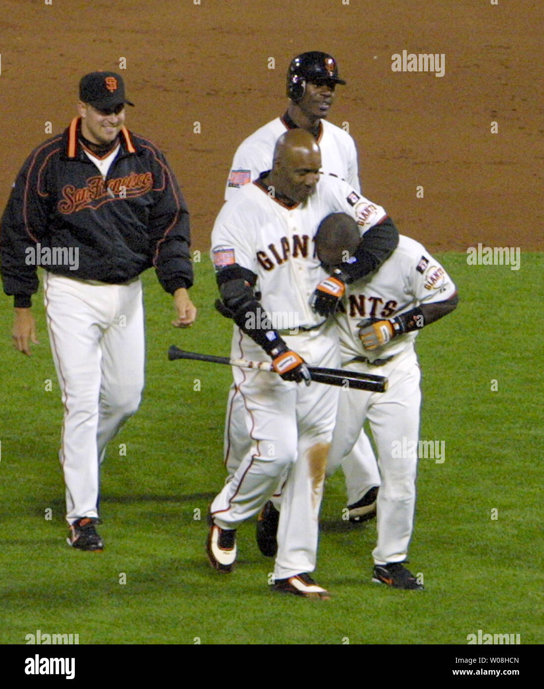 San Francisco Giants Barry Bonds mette un headlock su Ray Durham dopo Durhan batted in vincente contro la Florida Marlins nel nono inning di AT&T Park a San Francisco il 28 luglio 2007. Colpendo coach Joe Lefebvre (L) e Fred Lewis seguire. (UPI foto/Ross Schmitt) Foto Stock