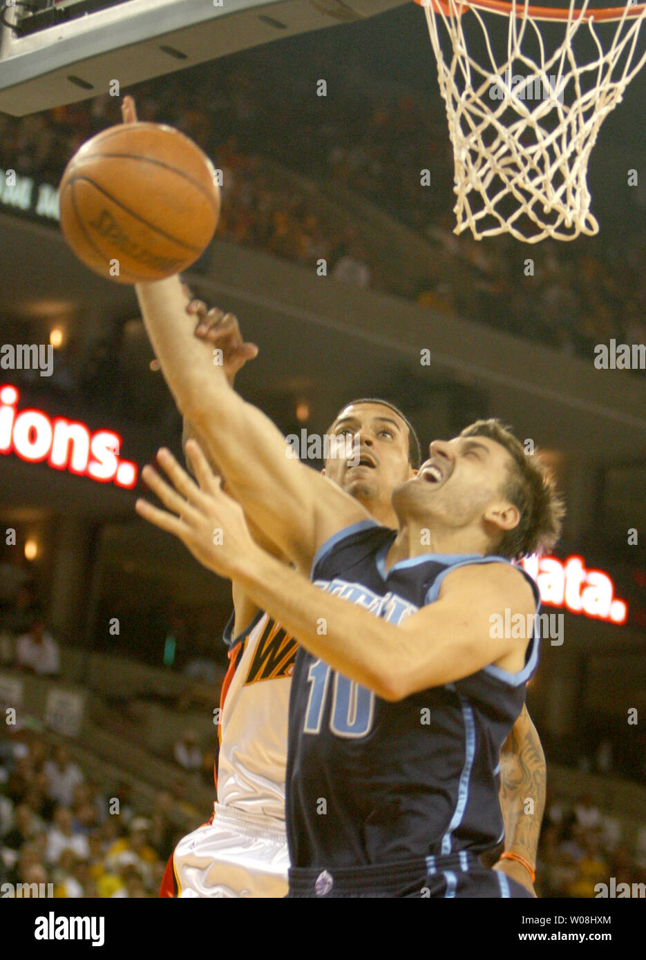 Utah Jazz Gordan Giricek (10) è imbrattata di guerrieri del Golden State Mickael Pietrus presso la Oracle Arena di Oakland, la California il 30 ottobre 2007. (UPI foto/Terry Schmitt) Foto Stock