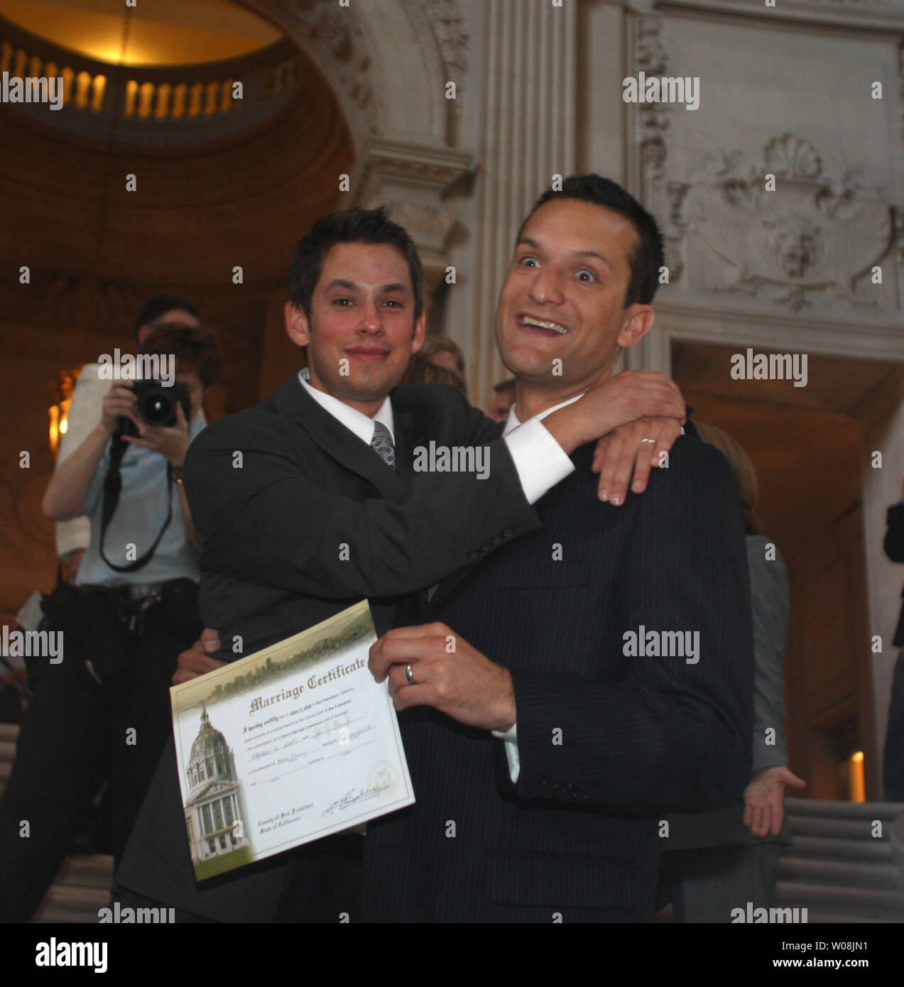 Tyler Barrick (L) e Spencer Jones abbracciare come essi mostrare il loro certificato di matrimonio sui gradini del Municipio dopo che si erano sposati a San Francisco il 17 giugno 2008. (UPI foto/Terry Schmitt) Foto Stock