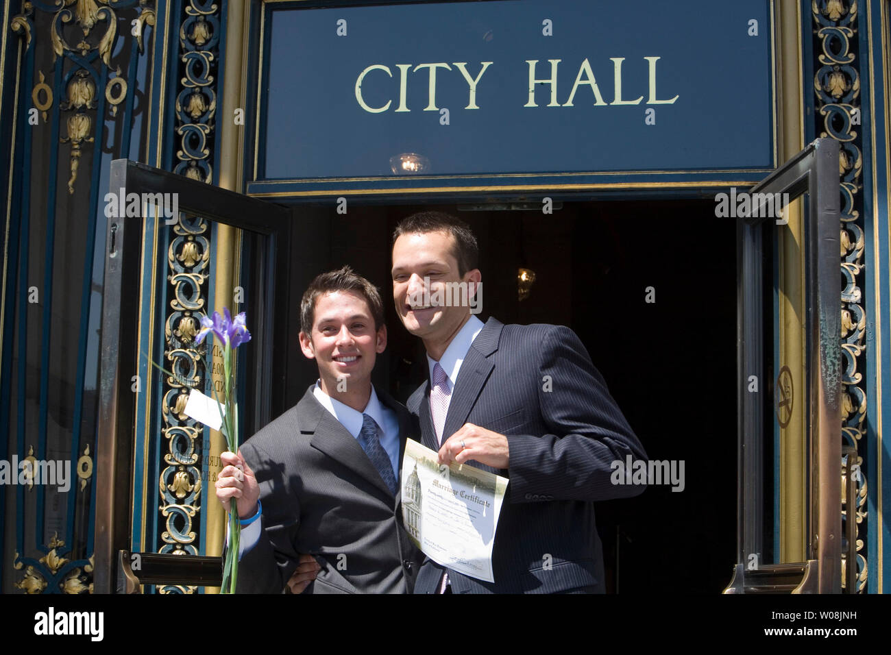 Tyler Barrick (L) e Spencer Jones mostrare il loro certificato di matrimonio sui gradini del Municipio dopo che si erano sposati a San Francisco il 17 giugno 2008. (UPI foto/Terry Schmitt) Foto Stock