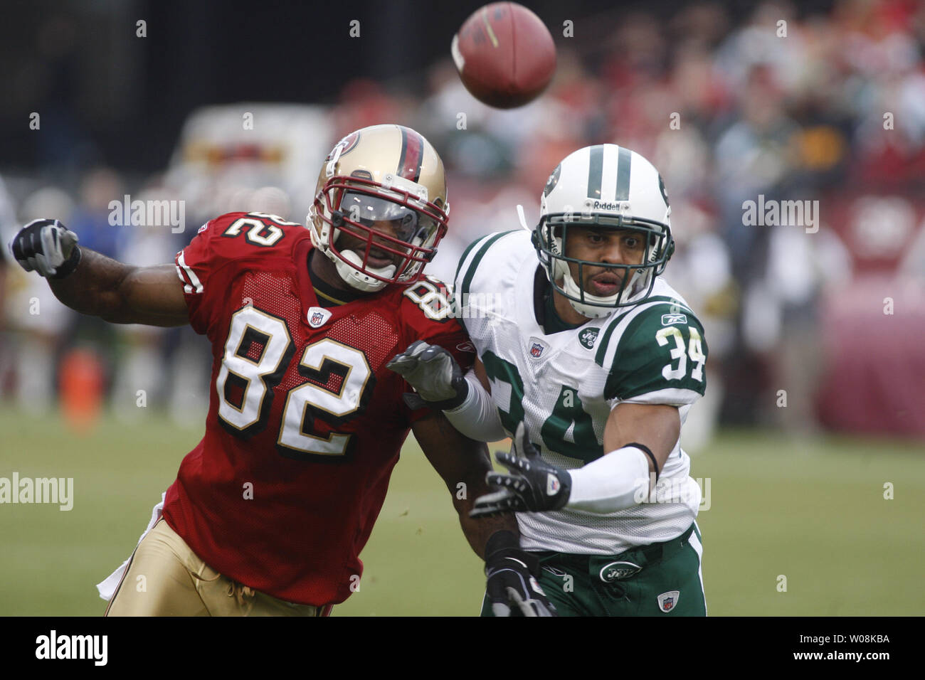 San Francisco 49ers WR Bryant Johnson (82) e New York getti CB Dwight Lowery (34) chase a Shaun Hill passano nel terzo trimestre al Candlestick Park di San Francisco il 7 dicembre 2008. Il 49ers sconfitto i getti 24-14. (UPI foto/Terry Schmitt) Foto Stock