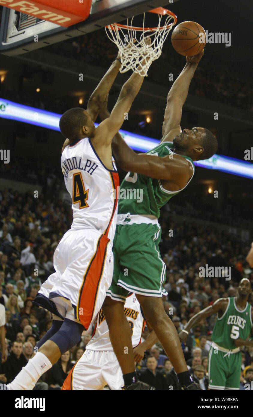 Boston Celtics Leon di potenza (0) pone un colpo contro la Golden State Warriors Anthony Randolph (4) nel primo semestre presso la Oracle Arena di Oakland, la California il 26 dicembre 2008. (UPI foto/Terry Schmitt) Foto Stock